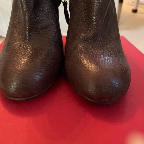 TORY BURCH brown pebbled leather booties - Picture 4 of 8